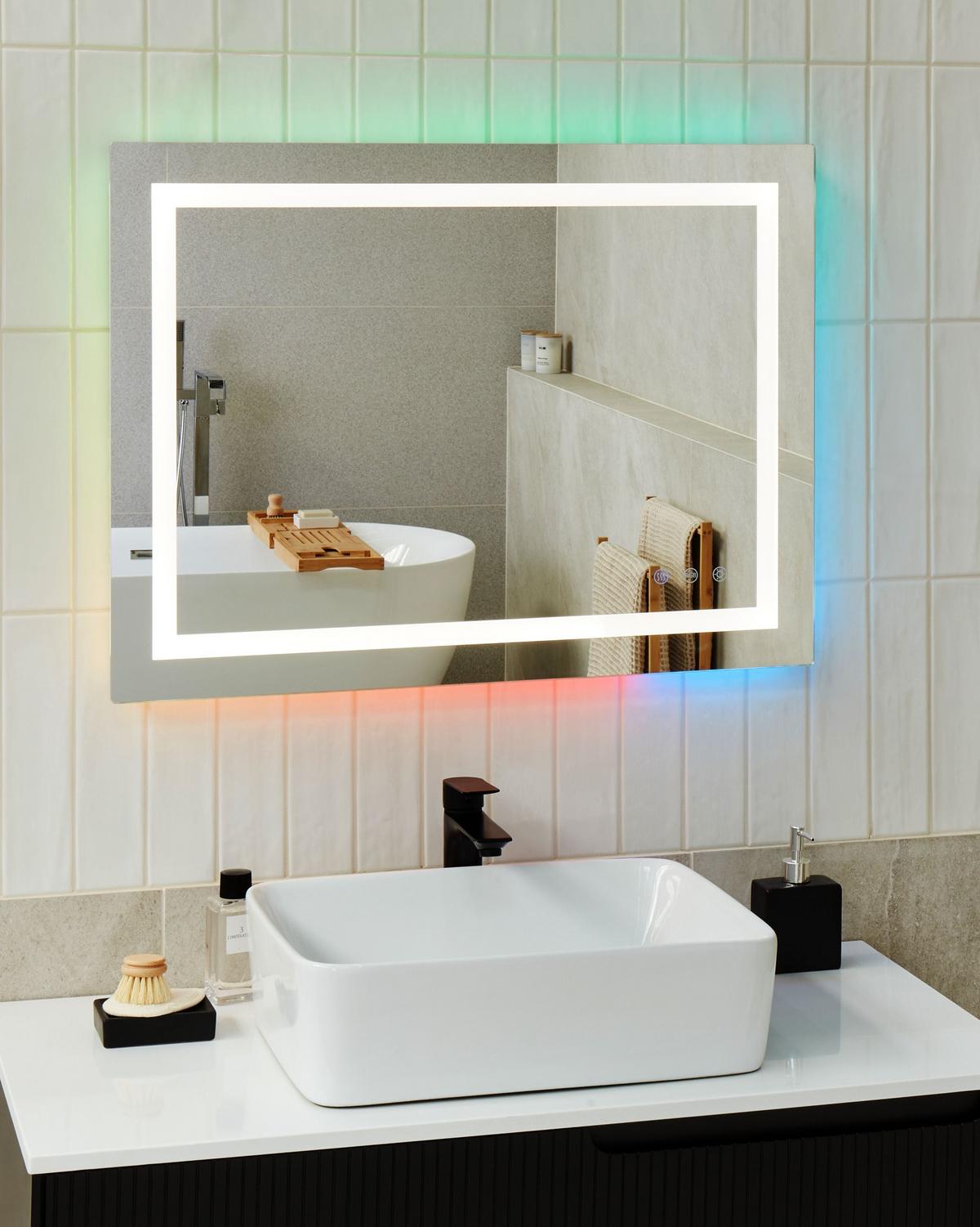 LED-BADEZIMMER-SPIEGEL 80/60 cm Silber Prenois - Silberfarben, Glas (80/60/4cm) - Beliani