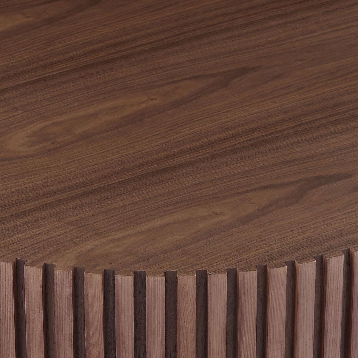 COUCHTISCH Rund in Walnuss-Optik Ø 80 cm mit handgefertigtem Rillen-Design - Walnussfarben, Holzwerkstoff (80/80/35cm) - Urban Meuble