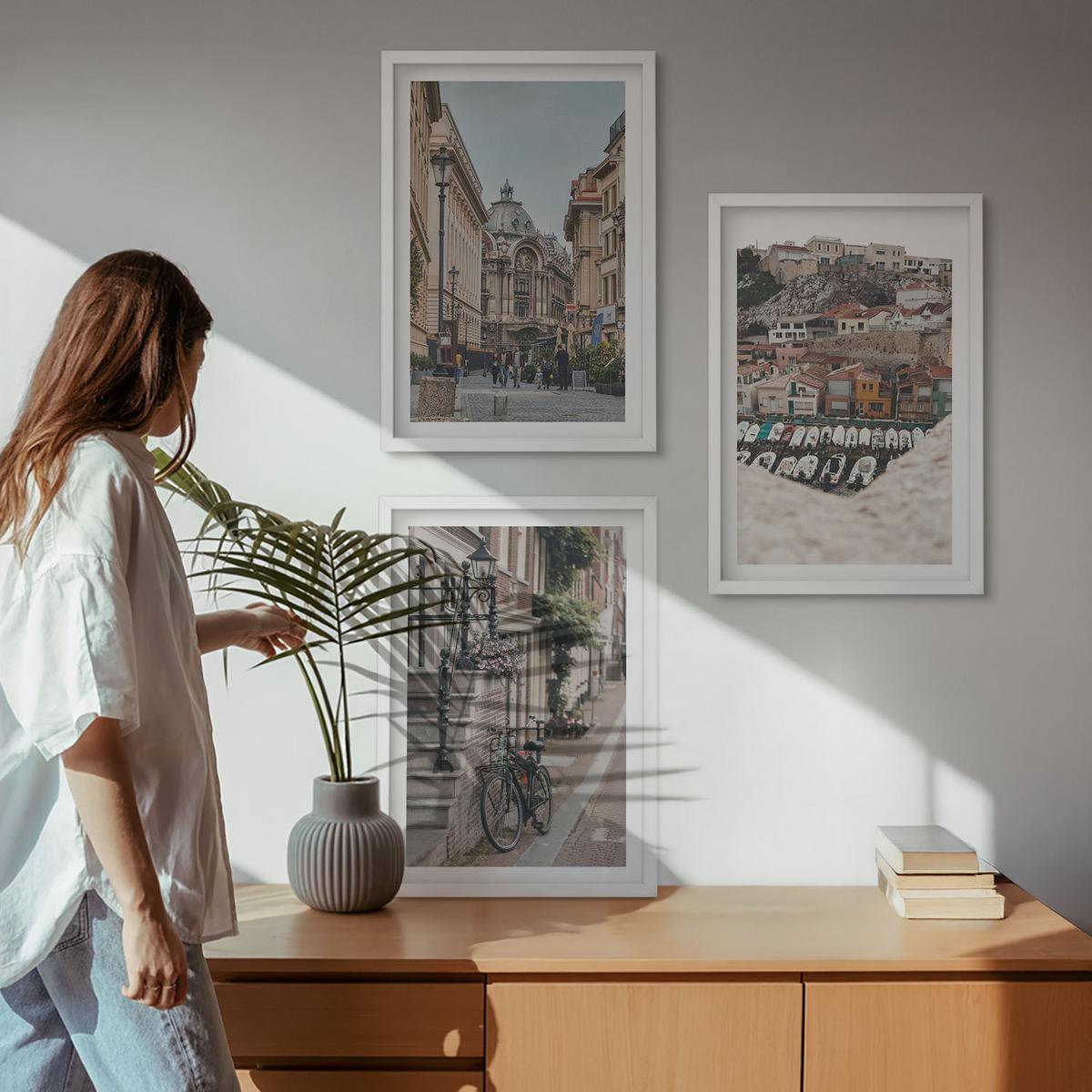 BILDER SET 3er Set - 40x60 cm Weißer Rahmen - Die charmanten Straßen des Hafens der Stadt - Weiß, Kunststoff (40/60cm) - TULUP