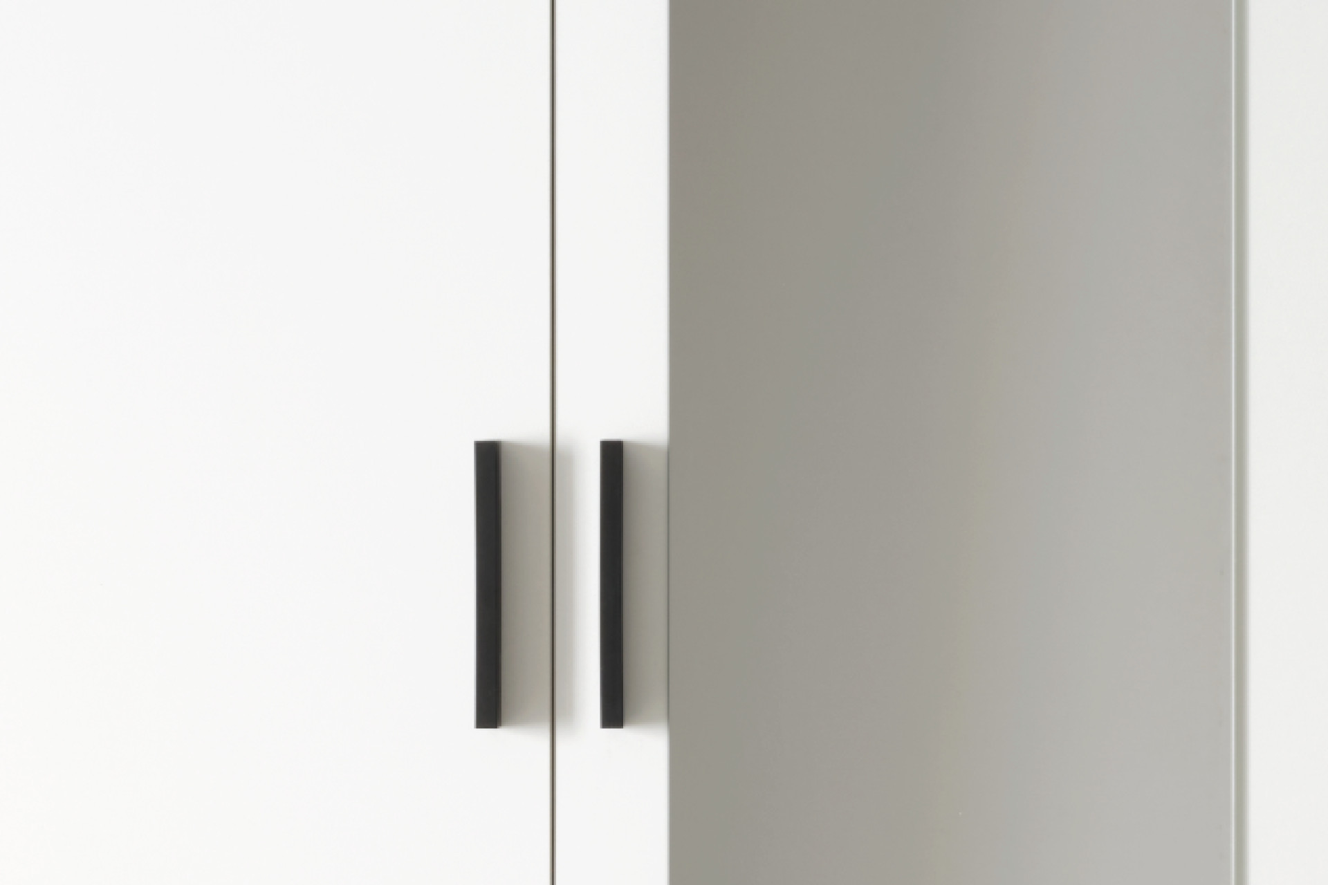 Kleiderschrank weiß eichefarbe 4 Drehtüren 2 Spiegeln 1 Kleiderstange 2 Einlegeböden Griffleiste Schwarz Kunststoff 