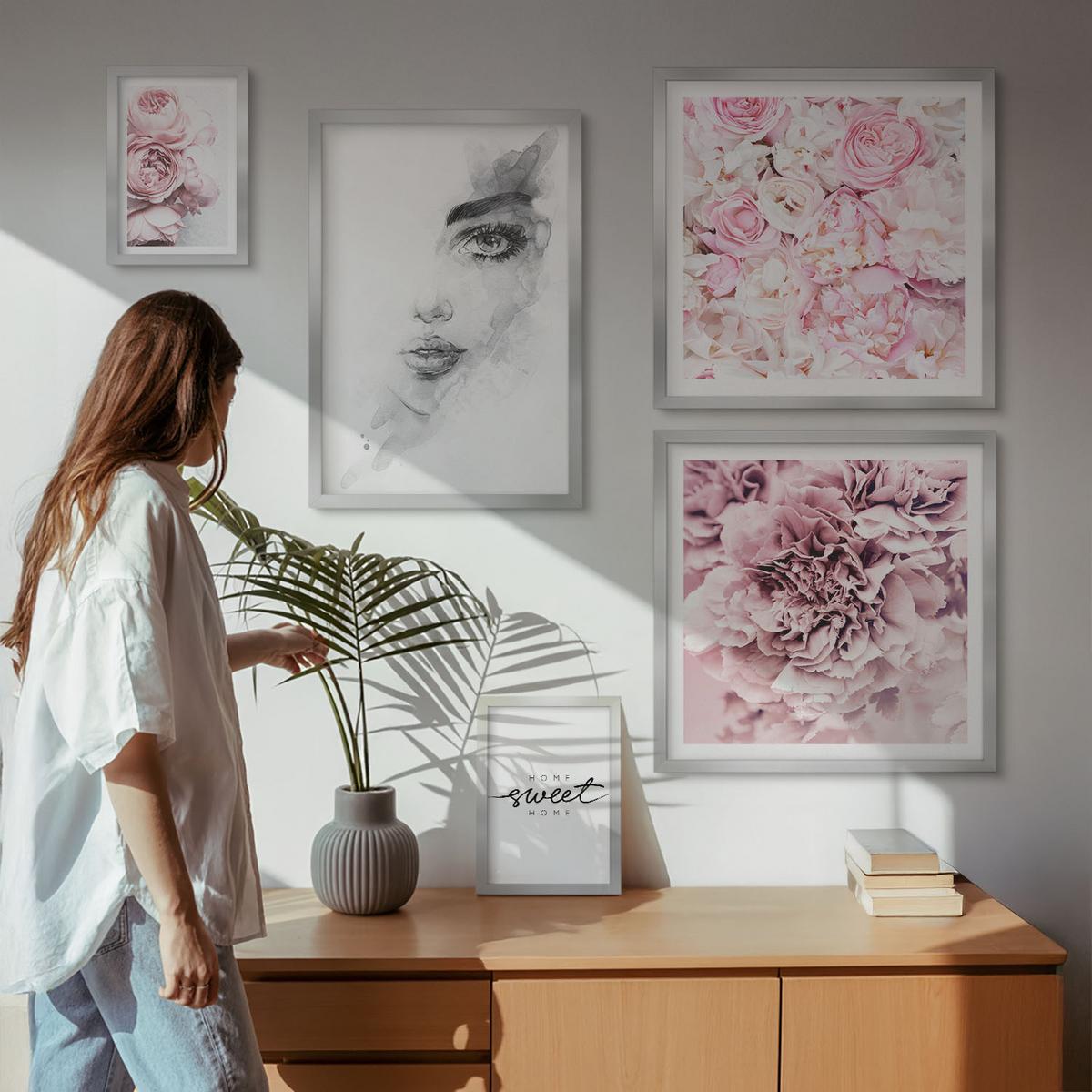BILDER SET 5er Set - 50x50 cm & 20x30 cm & 40x60 cm Silberner Rahmen - Pfingstrosenporträt einer Frau zu Hause - Silberfarben, Kunststoff (40/60cm) - TULUP