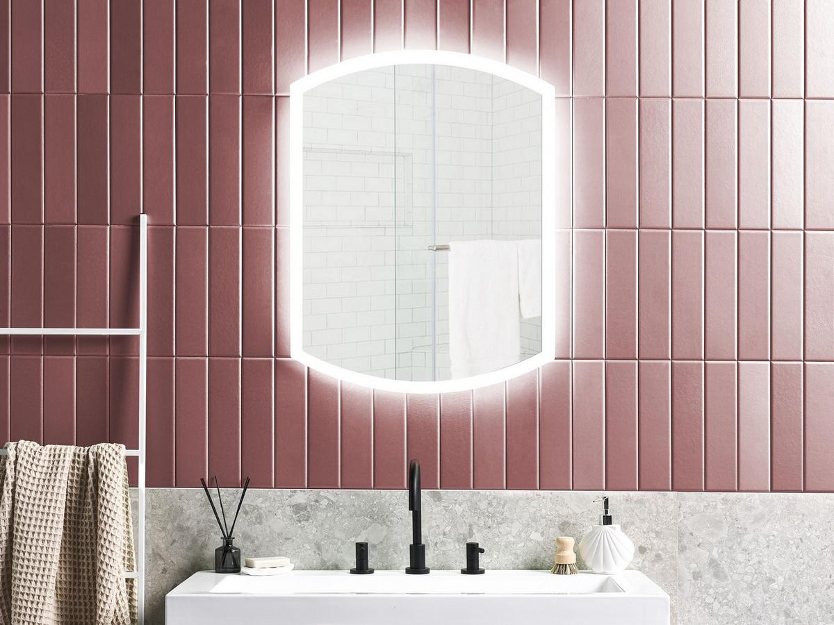LED-WANDSPIEGEL 78 cm Silber Beziers - Silberfarben, Glas (78/3/58cm) - Beliani