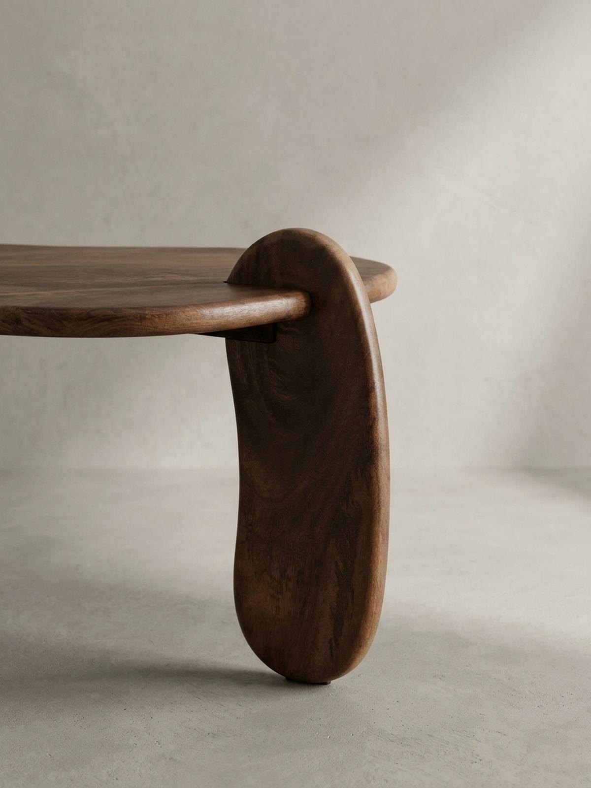 COUCHTISCH in Walnussfarbe aus Mangoholz Massiv, Niedriges Dreibein-Design, Organisch, 78x78x39.5cm - Braun, Holz (78/78/40cm) - KADIMA DESIGN