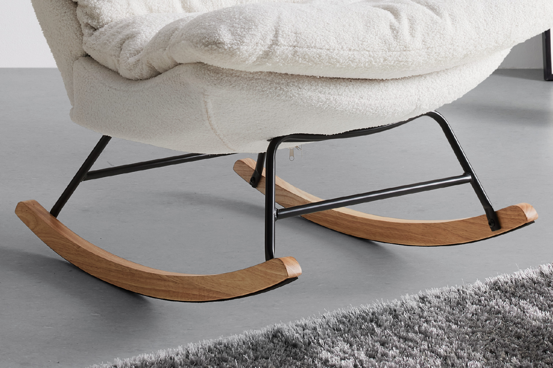 Schaukelsessel weiss schwarze Metallelemente Standfüße naturfarben Kautschukholz lackiert