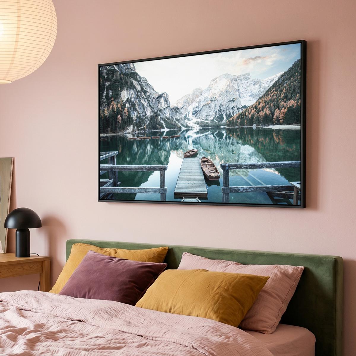 LEINWAND Bilder mit Rahmen - Natur - Berge - Schnee - Wald - Boot - 120x80 - Hellgrün, Textil (120/80cm) - MuchoWow