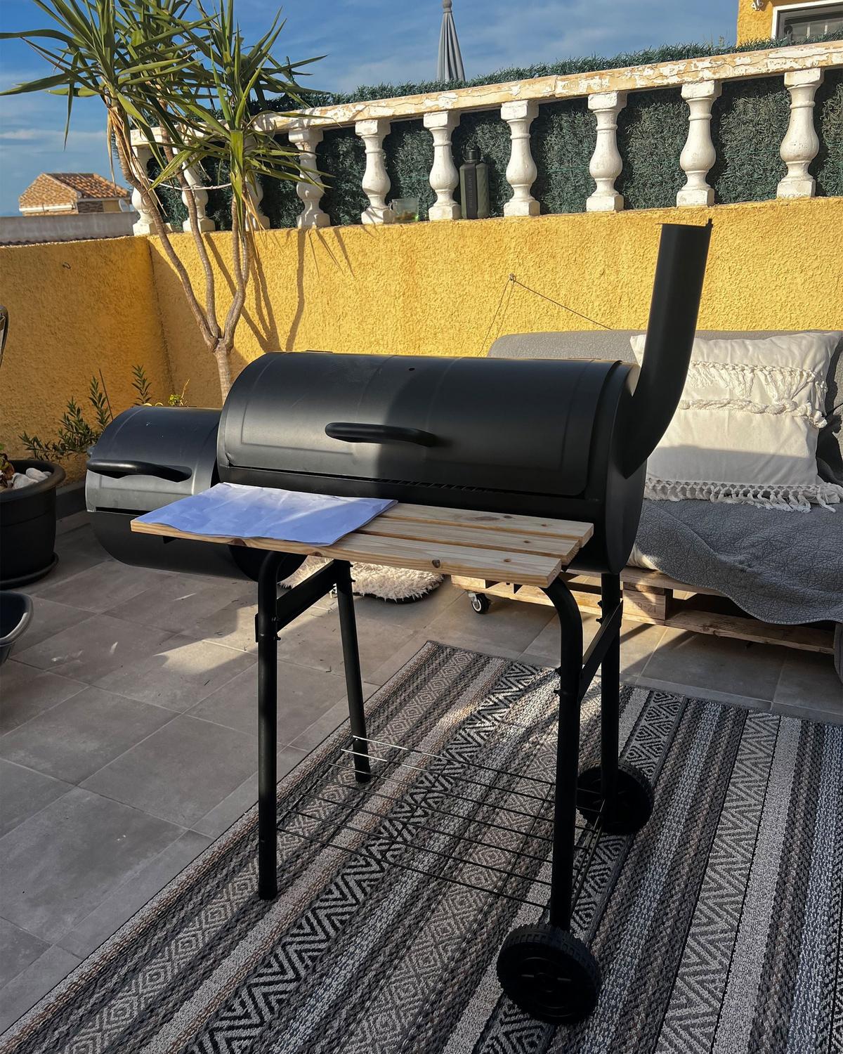 HOLZKOHLEGRILL mit Räucherkammer schwarz rollbar Satah - Schwarz, Metall (110/115/51cm)