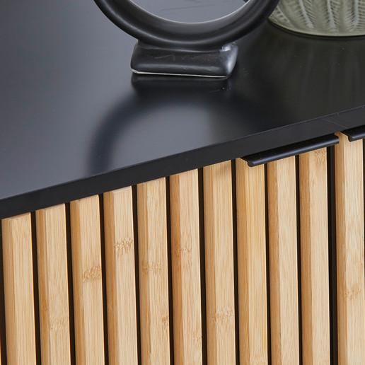 Kommode schwarz mit schmalen Holzelementen Detailbild