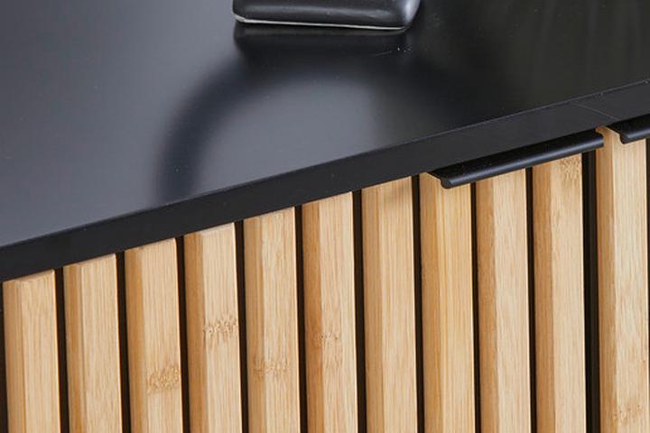 Kommode schwarz mit schmalen Holzelementen Detailbild