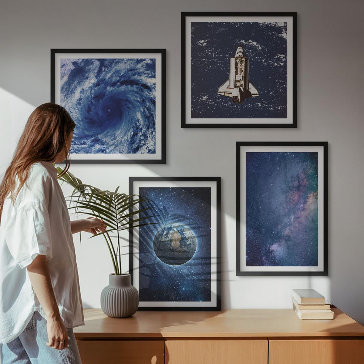 BILDER SET 4er Set - 50x50 cm & 40x60 cm Schwarzer Rahmen - Erde Weltraumsturm Galaxie - Schwarz, Kunststoff (50/50cm) - TULUP