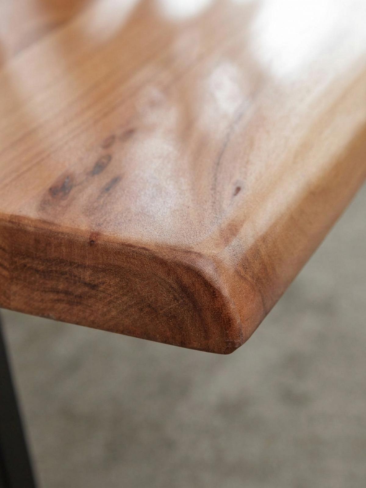 COUCHTISCH in Natur, Massivholz Akazie, Baumkante, pulverbeschichteter Edelstahl, Unikat - Beige/Schwarz, Holz/Metall (64/115/37cm) - KADIMA DESIGN