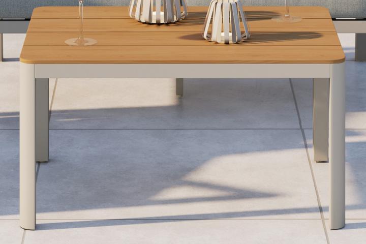 Tisch zu Gartenset rechteckig Tischplatte Naturfarbe matt Lamellen Gestell Hellgrau Aluminium pulverbeschichtet