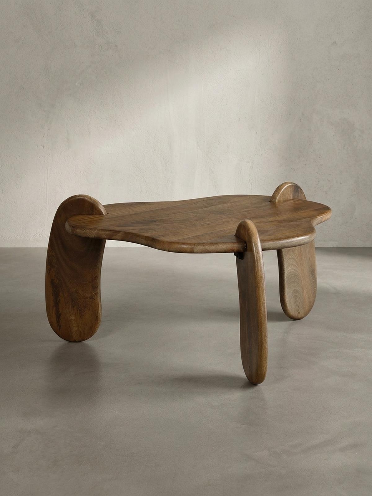 COUCHTISCH in Walnussfarbe aus Mangoholz Massiv, Niedriges Dreibein-Design, Organisch, 78x78x39.5cm - Braun, Holz (78/78/40cm) - KADIMA DESIGN