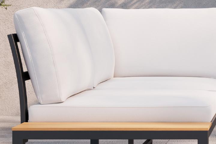 Loungegarnitur weiß inkl. Kissen Outdoorstoff Schaumstoff Quick dry foam 2 Sitzbänke Gestell aus Eisen pilverbeschichtet und Polywood matt mit 2 Abstellflächen naturfarbe