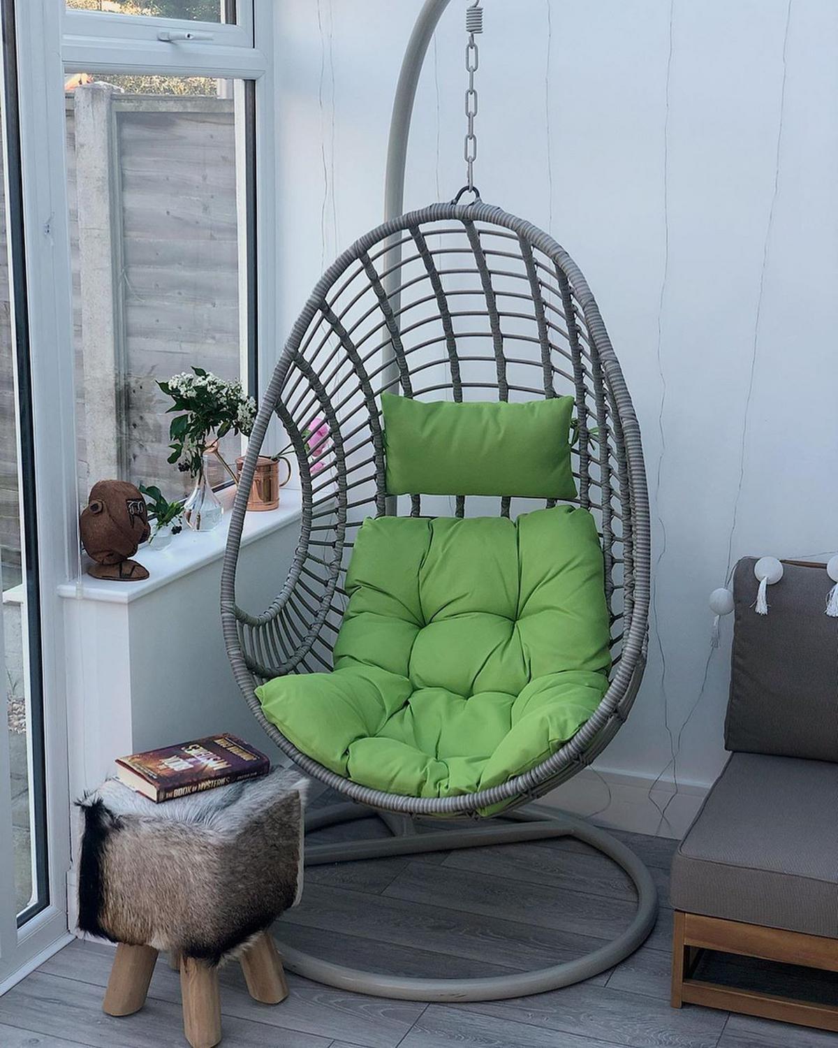 HÄNGESESSEL mit Gestell PE Rattan taupe 96 cm Arpino - Taupe/Grün, Kunststoff (96/200/96cm) - Beliani