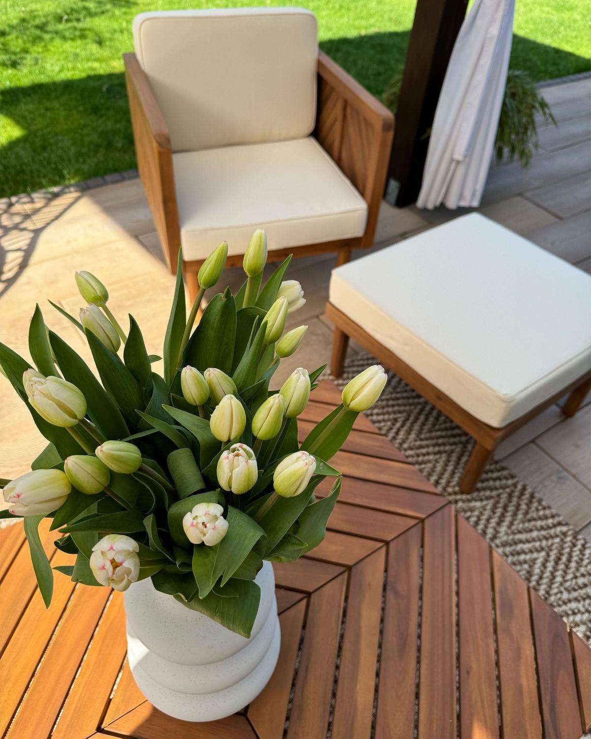 GARTENSESSEL Akazienholz hellbraun Auflagen creme Baratti - Hellbraun/Beige, Holz (65/76/65cm) - Beliani