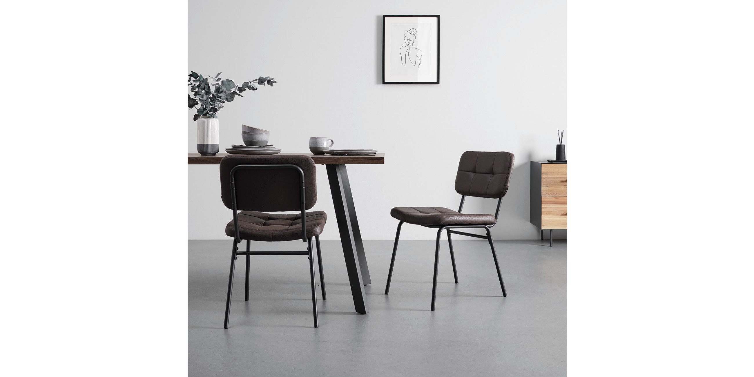 Dunkelbraunes Stuhl-Set mit schwarzen Metallfüßen