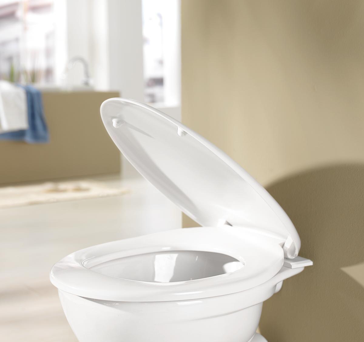 WC školjka z odprtim pokrovom