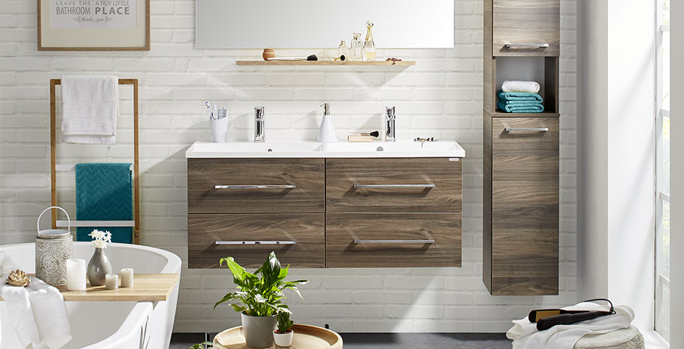 Badezimmer-Serie aus Holznachbildung in Walnuss mit passendem Badspiegel von mömax.