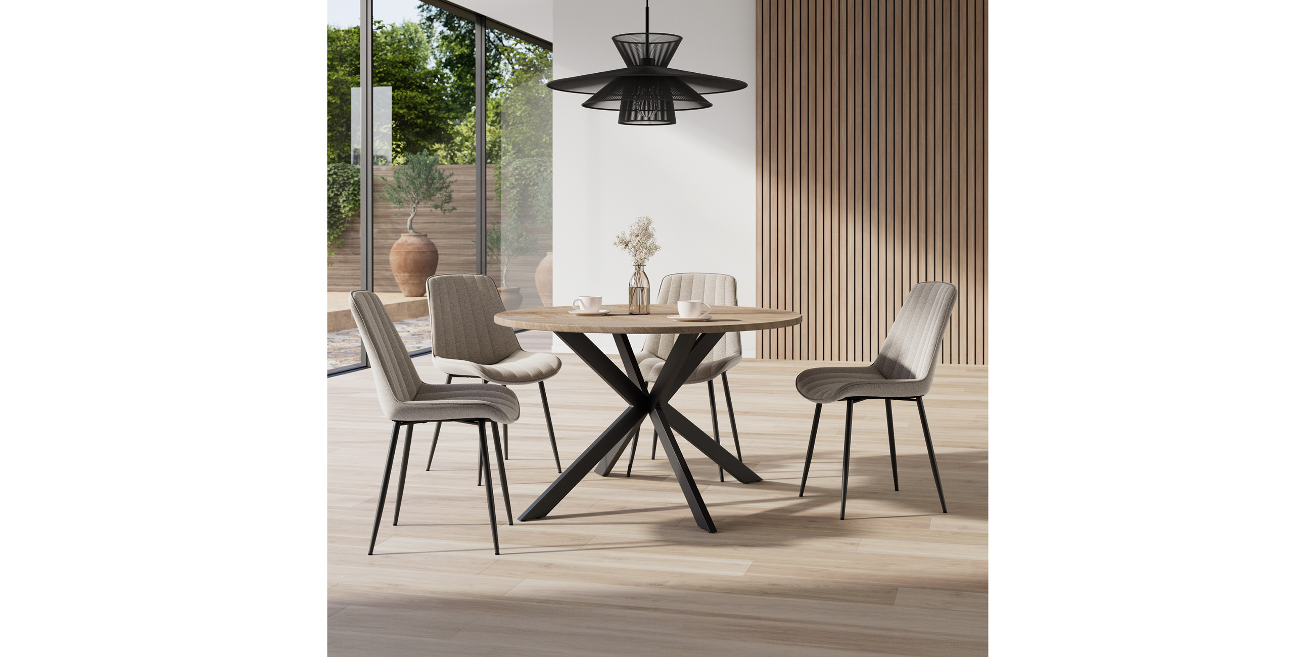 Runder Tisch mit schwarzen Metallbeinen und beigen Stühlen