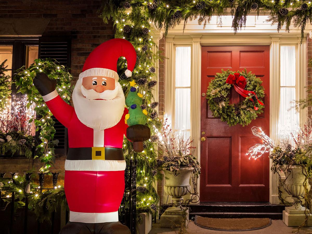 AUFBLASBARE Gartendekoration LED 225 cm Weihnachtsmann Rot Ivalo - Rot/Schwarz, Textil (120/225/75cm) - Beliani