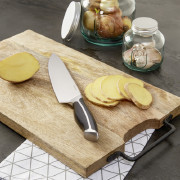 Küchenmesser mit geschnittenen Kartoffel auf einem Schneidebrett