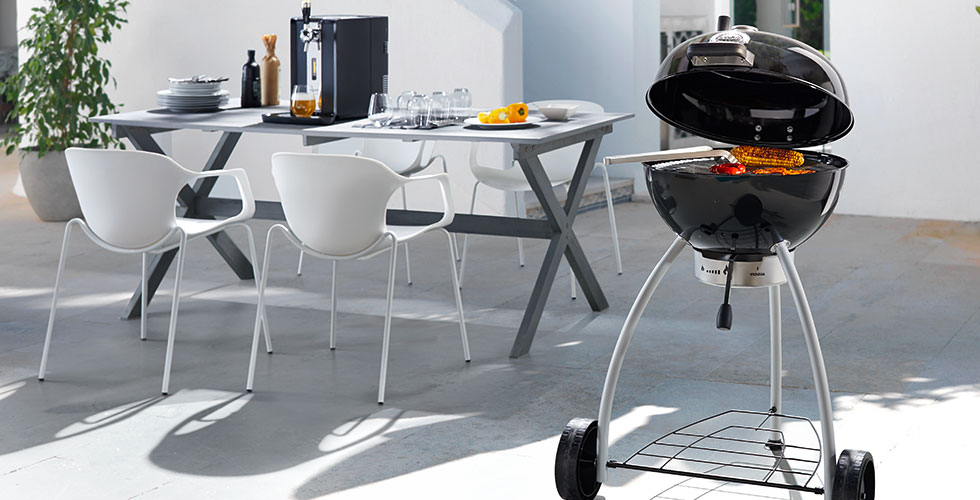 Holzkohlegrill aus Carbonstahl in Schwarz – ein Hit für den Sommer.
