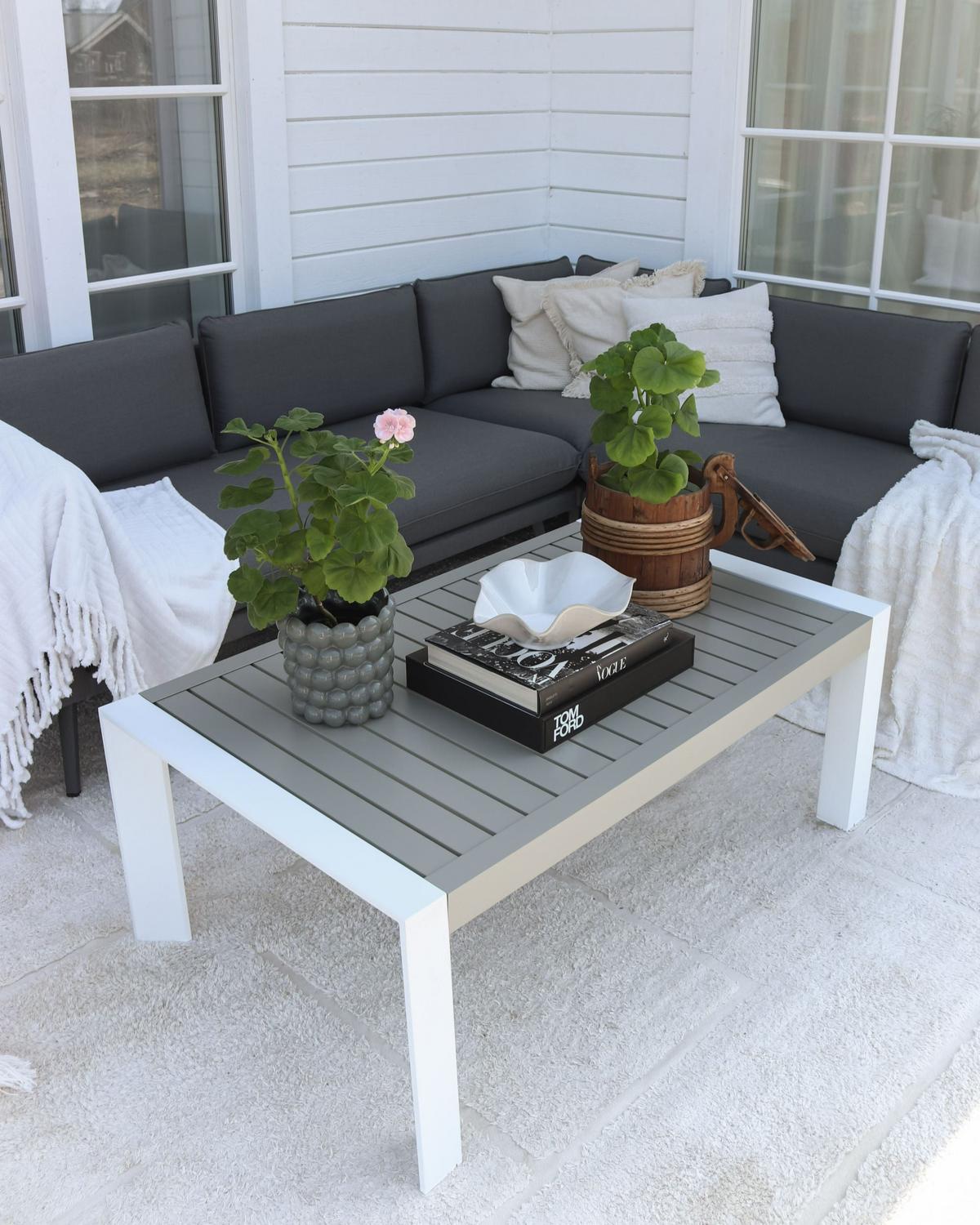 GARTENTISCH Beige Castella - Beige/Weiß, Metall (120/70/45cm) - Beliani
