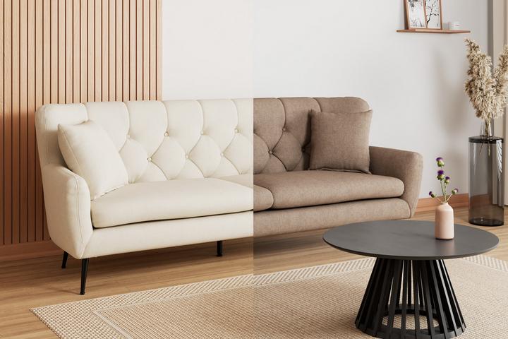 Links beiges Sofa, rechts dunkelbraunes Sofa, runder schwarzer Couchtisch