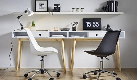 Trendiger Drehstuhl mit verchromten Gestell von mömax.