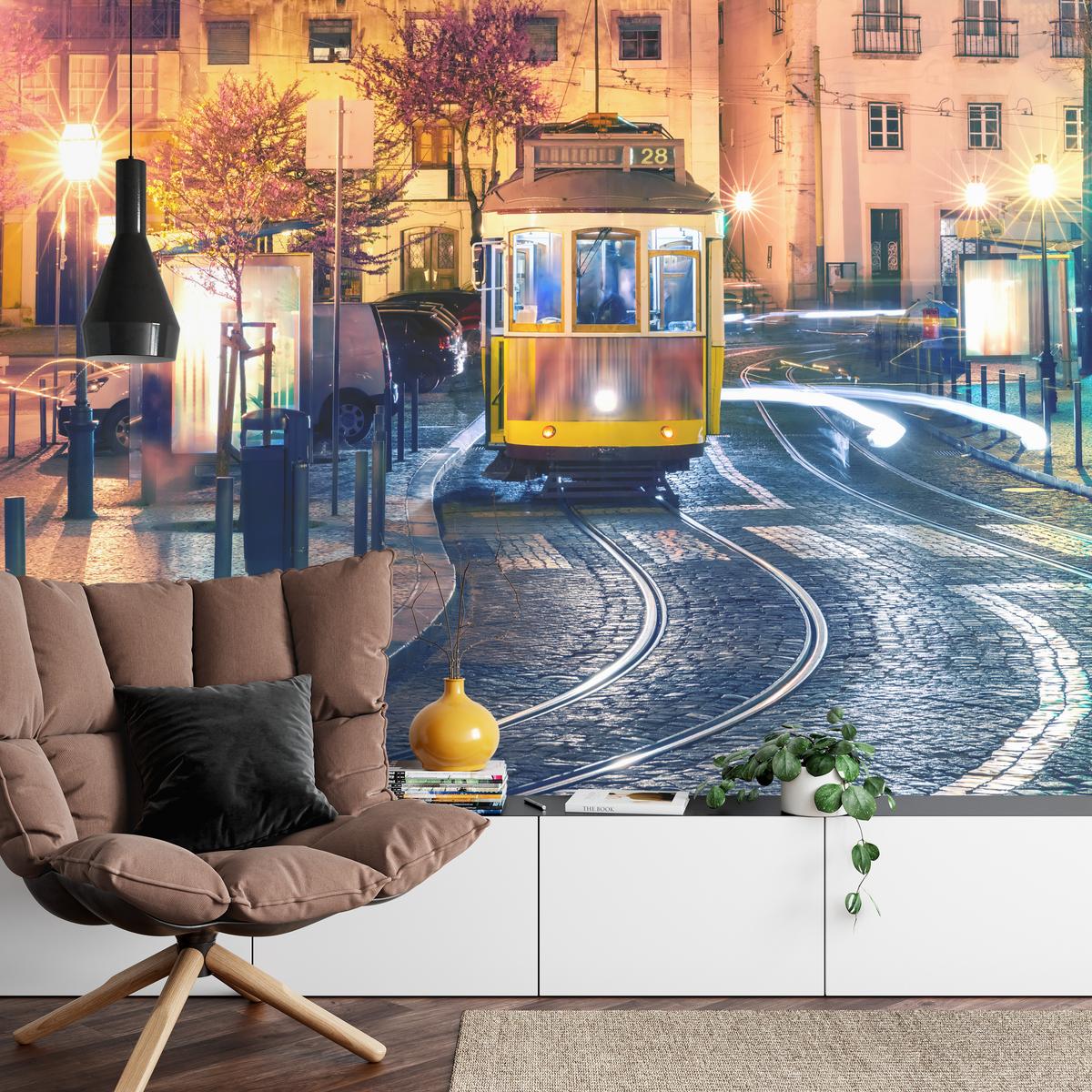 FOTOTAPETE für Wohnzimmer Lissabon Straßenbahn Nacht Altstadt 100x70 - Gelb/Beige, Papier (100/70cm) - Muralo