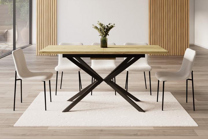 Holztisch mit schwarzen Metallfüßen auf weißem Teppich mit weißen Cordstühlen