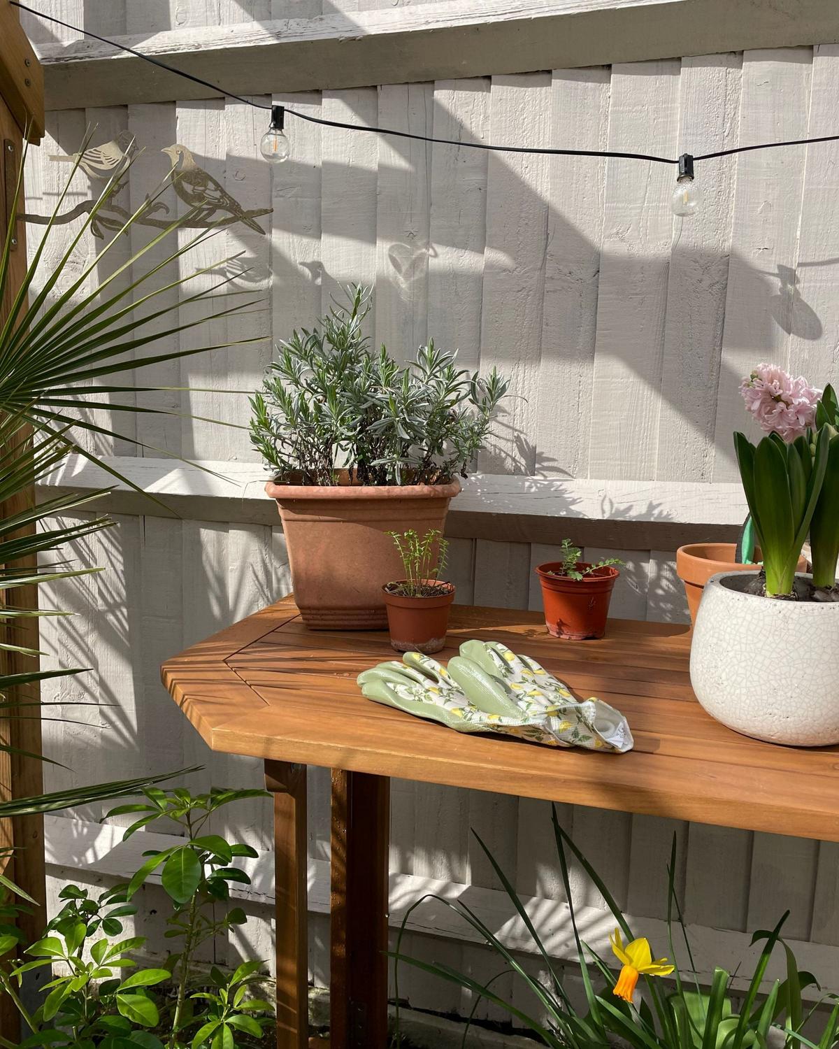 GARTENTISCH 110/47 cm Massivholz Heller Holzfarbton Treia - Hellbraun, Holz (47/110/74cm) - Beliani