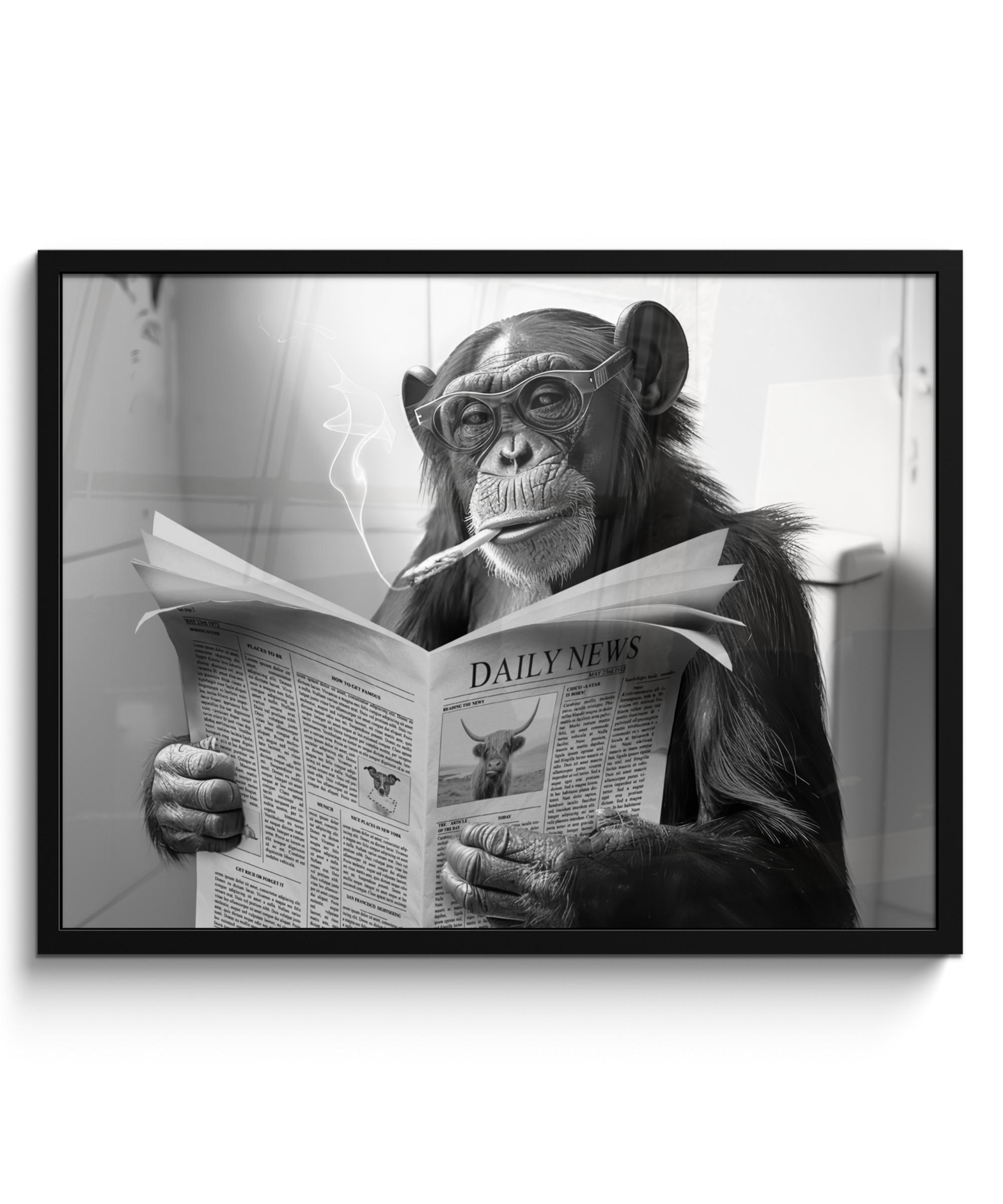 POSTER MIT RAHMEN Affe - WC - Zeitung - Schwarz-Weiß - Humor 80x60 cm - Hellgrau, Papier (80/60cm) - MuchoWow