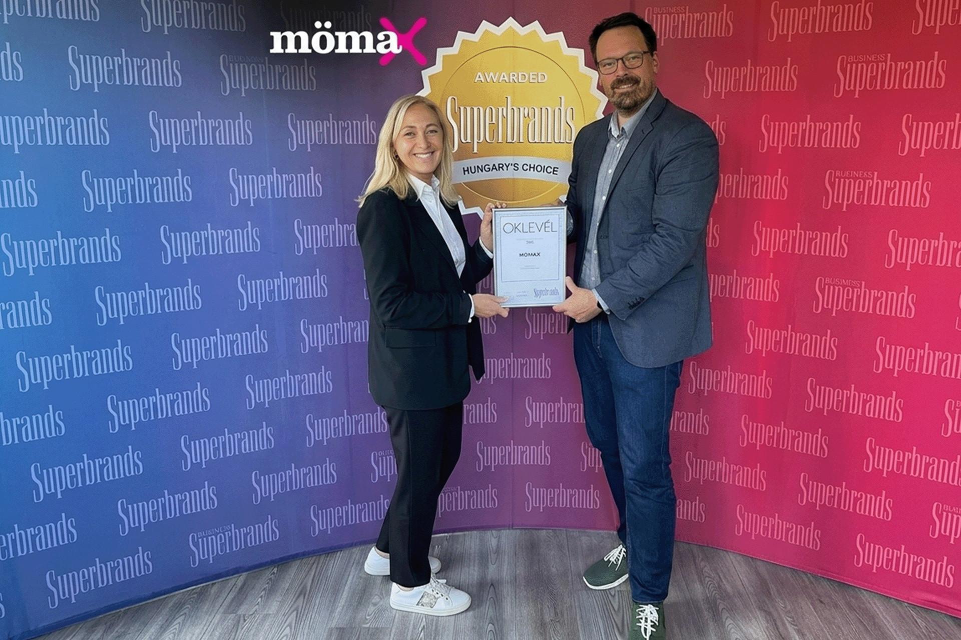 2026-ban már 9. alkalommal vehettük át a Superbrands díjat. Az oklevelet Kövesdi György, a Superbrands Magyarország márka képviselője adta át, a mömax Magyarország részéről pedig Strasszer Krisztina marketingvezető vette át.
