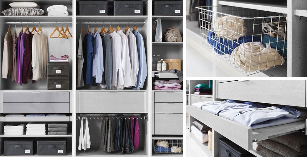 Offener Kleiderschrank, ausgestattet mit Regalfächern, Kleiderstangen, Schubladen und Hosenbügeln von mömax. | Ausziehbarer Korb für den Kleiderschrank von mömax. | Hemdenschublade als Kleiderschrank-Ausstattung, von mömax.