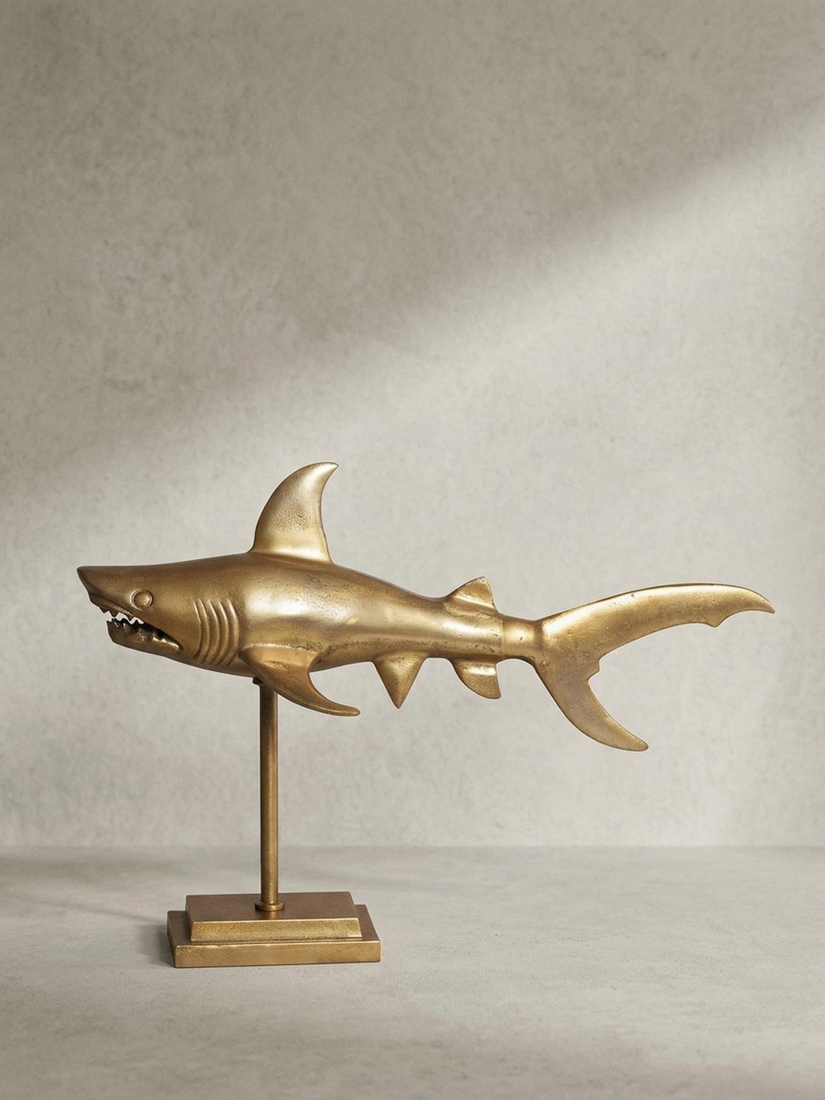DEKOFIGUR Hai Aluminium 70 cm mit Sockel im maritimen Stil, Gold 70x27x49 cm - Goldfarben, Metall (70/49/27cm) - KADIMA DESIGN