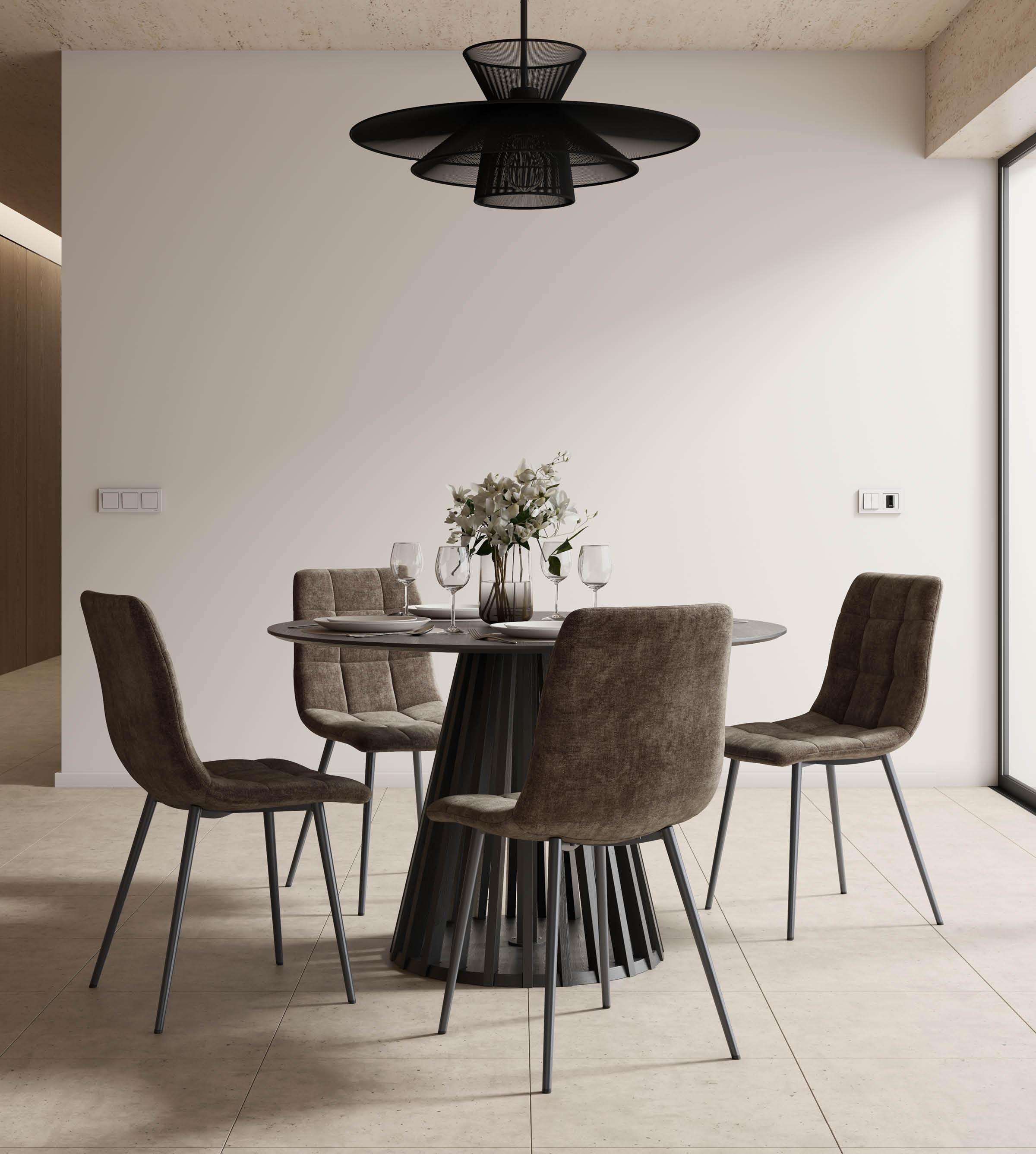 Runder Holztisch, dunkle Stühle mit schwarzen Stuhlbeinen rundherum