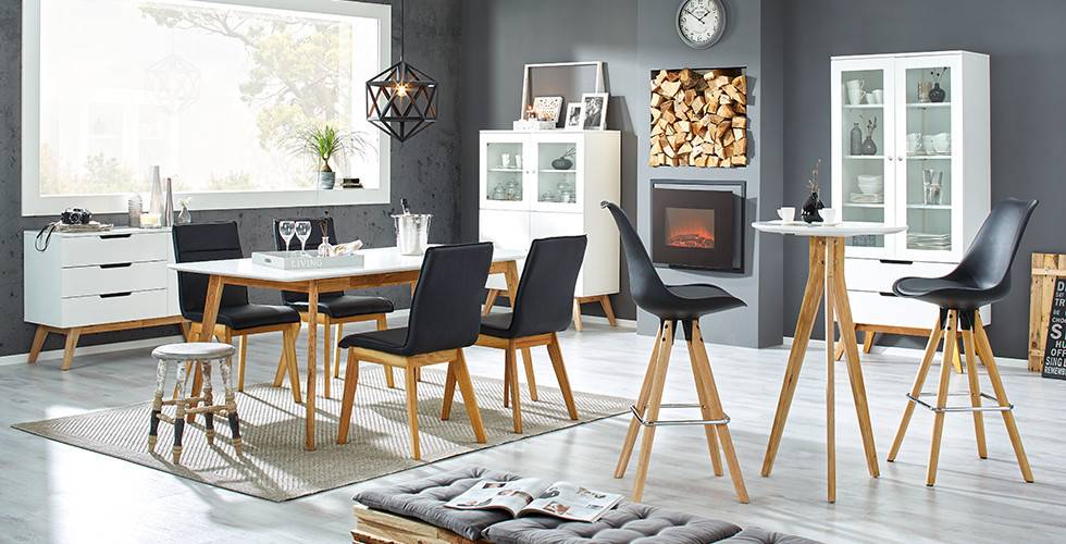 Esszimmer mit Stühlen im Skandi-Design mit Schwarzen Bezug von mömax.