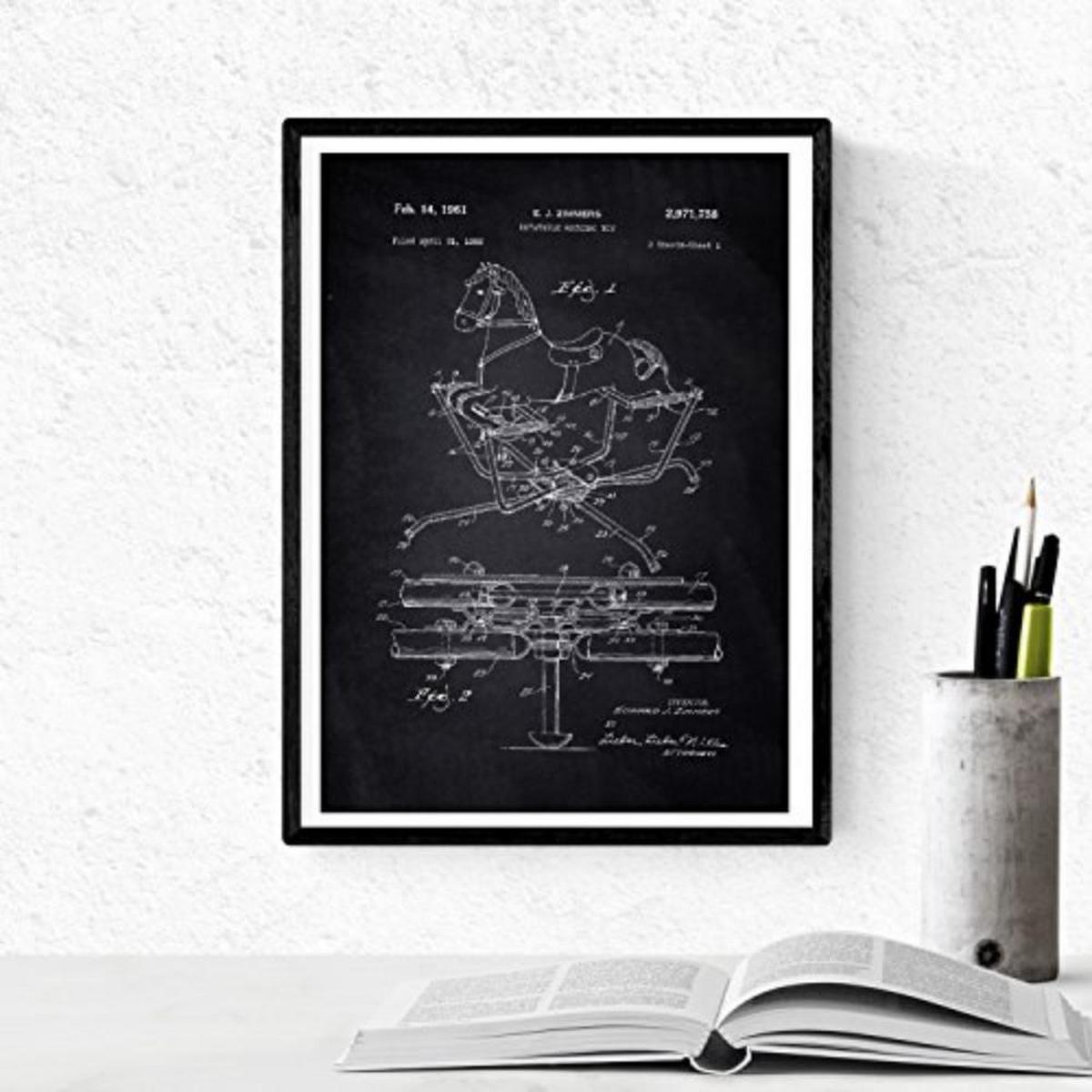 POSTER Set mit 4 Schwarz Kinderspielzeug Patent Stil von Puppen und Spielen A4 Schwarzer Rahmen - Schwarz, Papier (29.7/3cm) - Nacnic