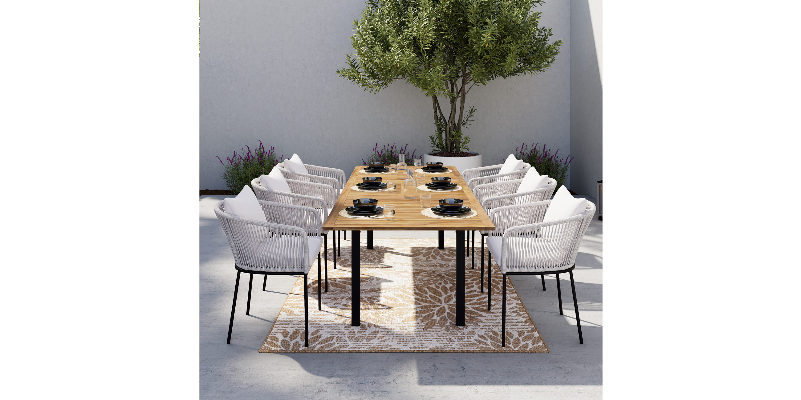 Helle Gartenstühle und Gartentisch aus Holz