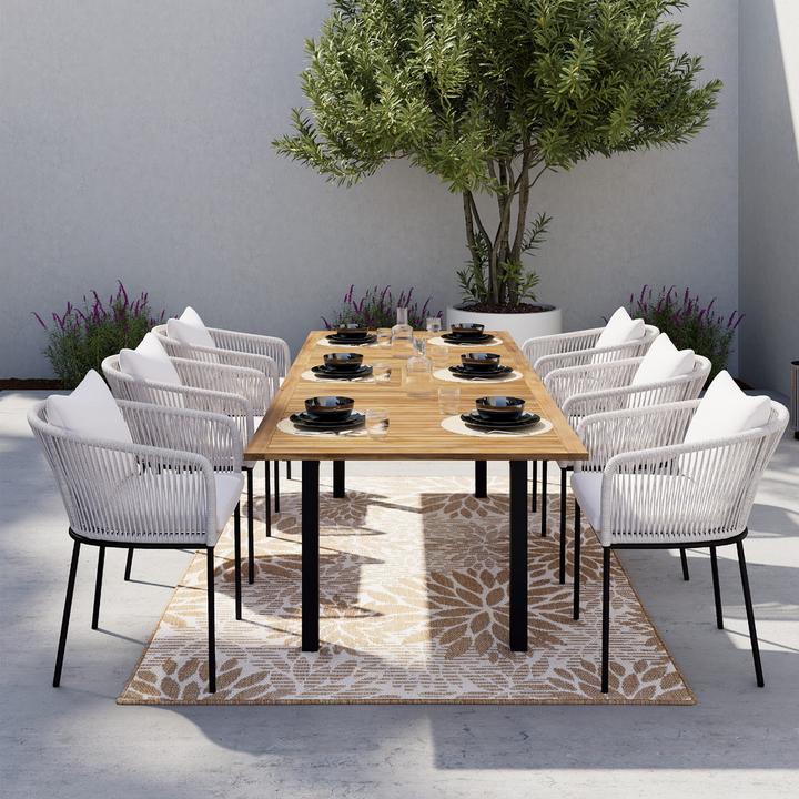 Helle Gartenstühle und Gartentisch aus Holz