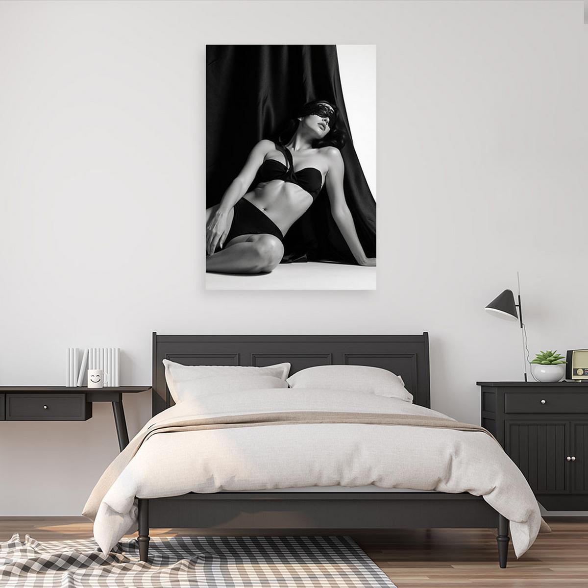 BILD auf Leinwand, Frau mit Augenbinde nackt schwarz und weiß - Schwarz, Textil (60/90cm) - Feeby