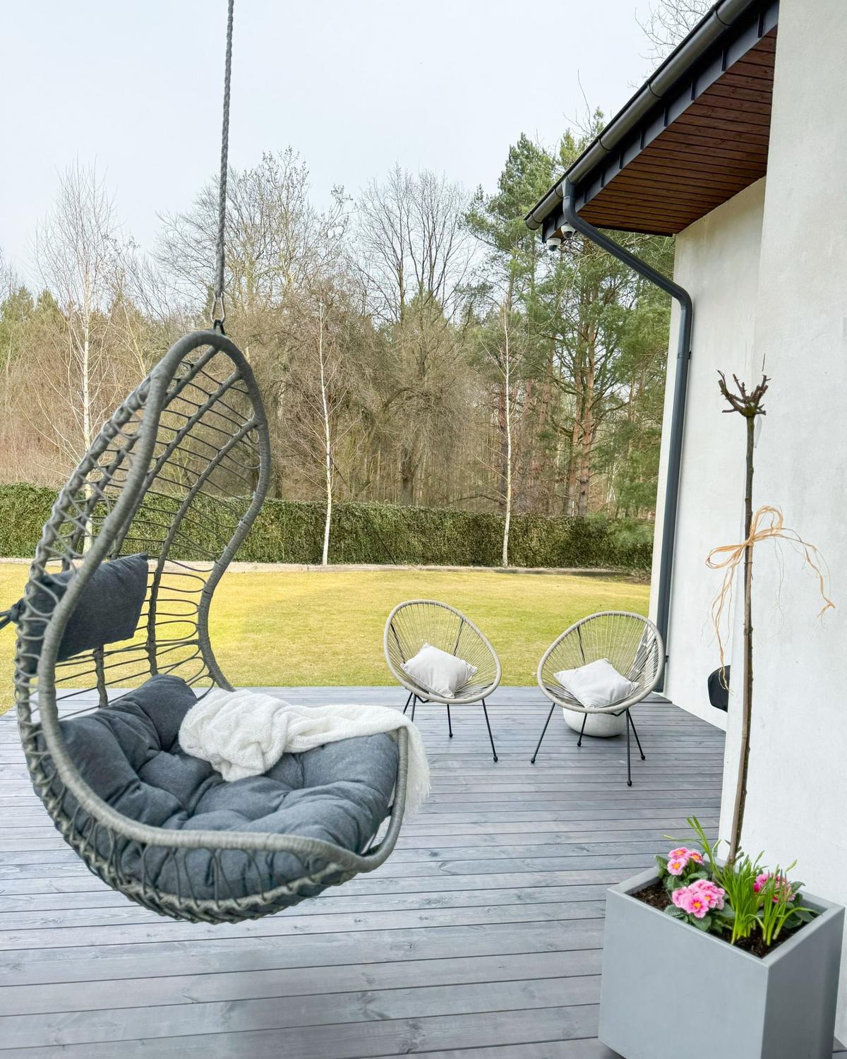 HÄNGESESSEL PE Rattan grau mit Sitzkissen Pineto - Grau, Kunststoff (66/137/80cm) - Beliani