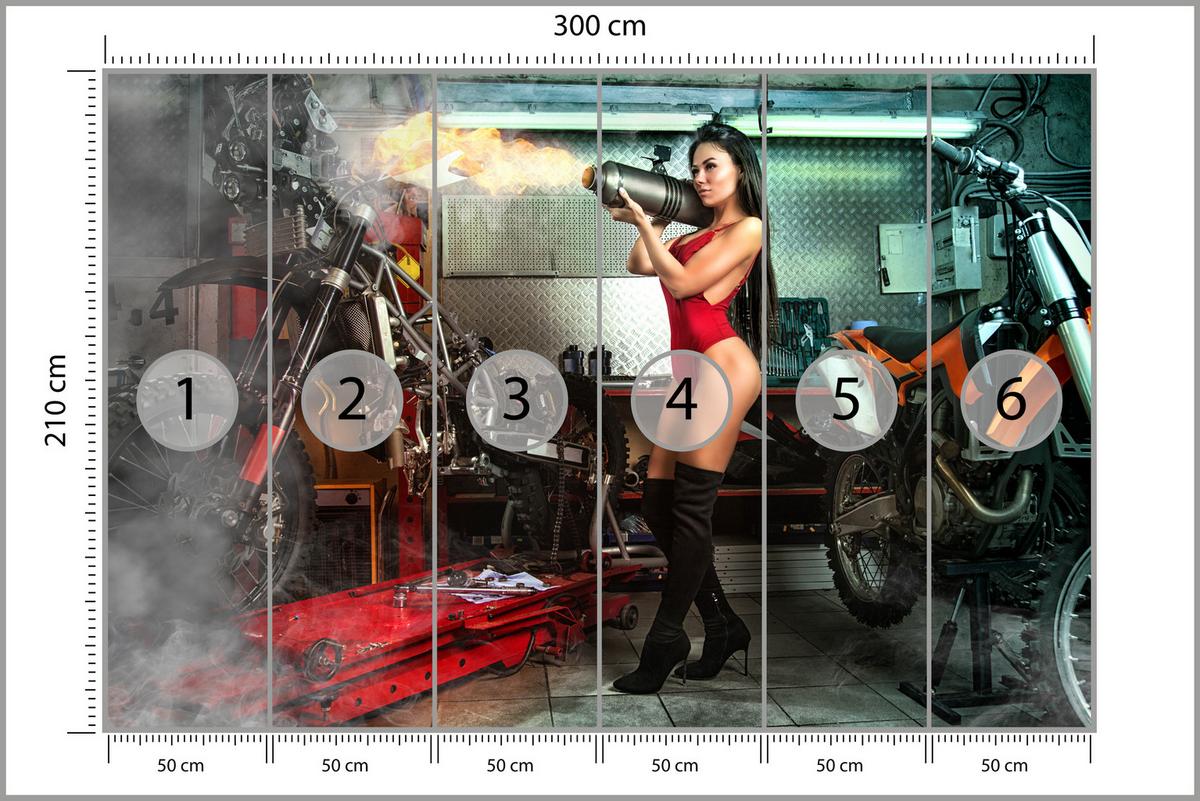FOTOTAPETE Frau mit Brenner Garage Motorräder Werkzeuge 300x210 - Beige/Rot, Papier (300/210cm) - Muralo