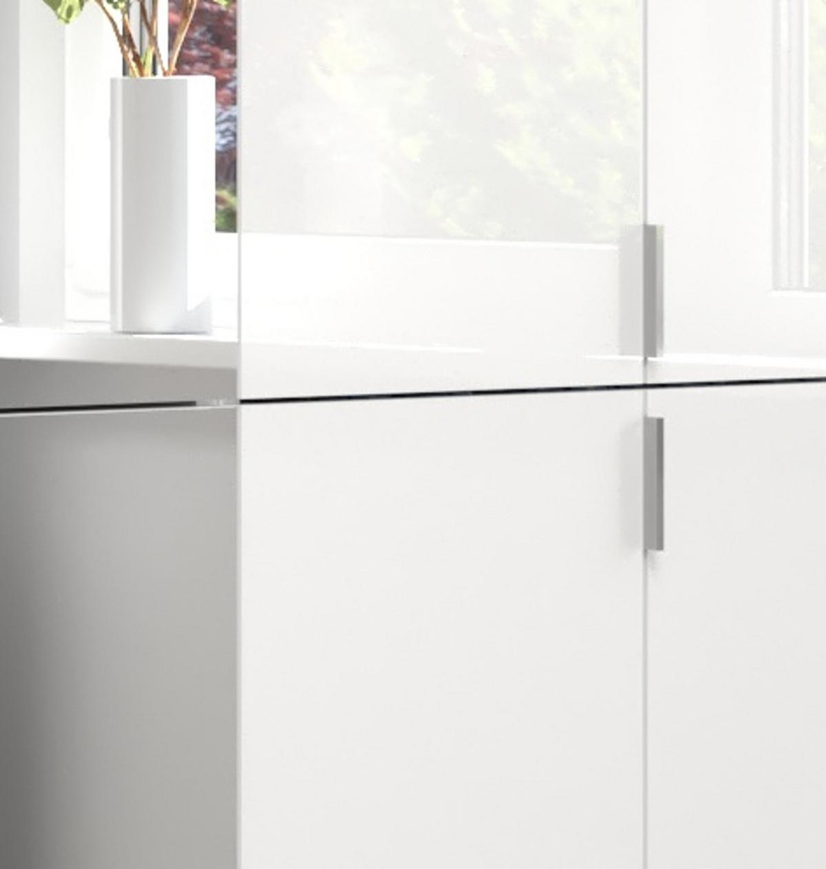 KOMMODE weiß Hochglanz 152 cm, Sideboard mit 16 Fächern - Chromfarben/Weiß Hochglanz, Holzwerkstoff/Metall (152/99/34cm) - Inn.Furn