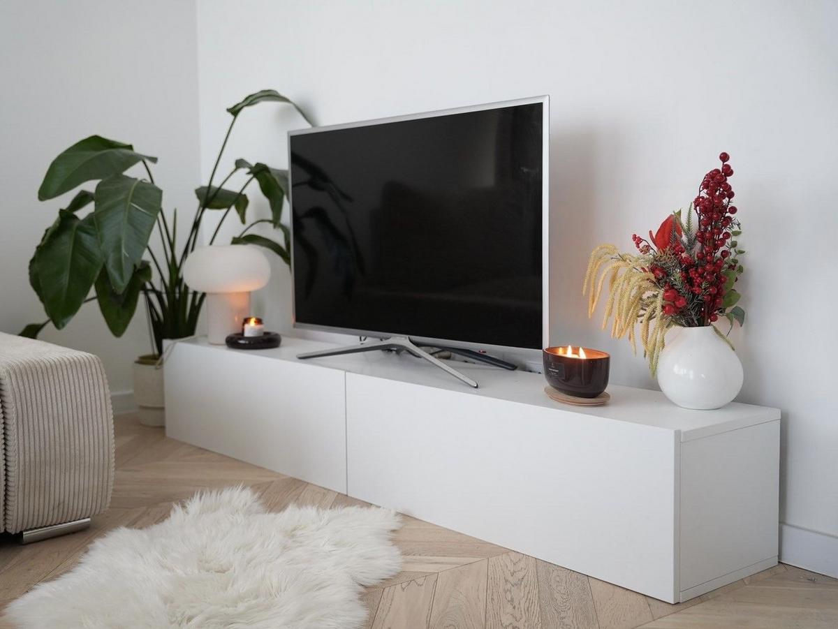 WANDMONTIERTER-TV-SCHRANK Weiß Gladstone - Weiß, Holzwerkstoff (180/30/32cm) - Beliani