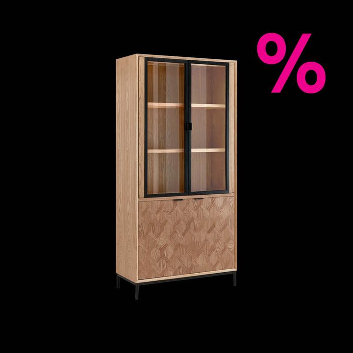 Holzfarbene Vitrine mit schwarzen Metallfüßen vor schwarzem Hintergrund