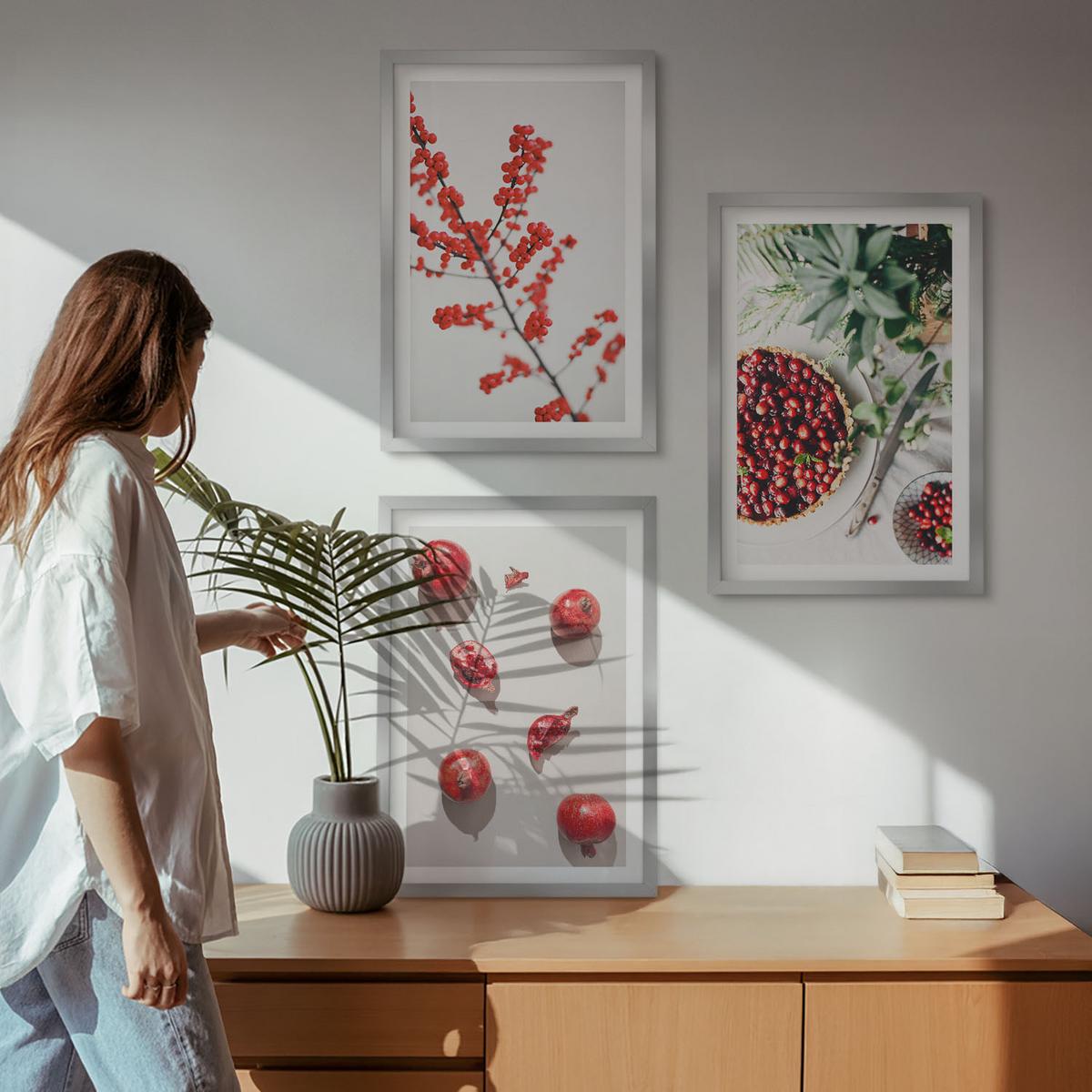 BILDER SET 3er Set - 40x60 cm Silberner Rahmen - Minimalismus der roten Früchte von Pflanzen - Silberfarben, Kunststoff (40/60cm) - TULUP