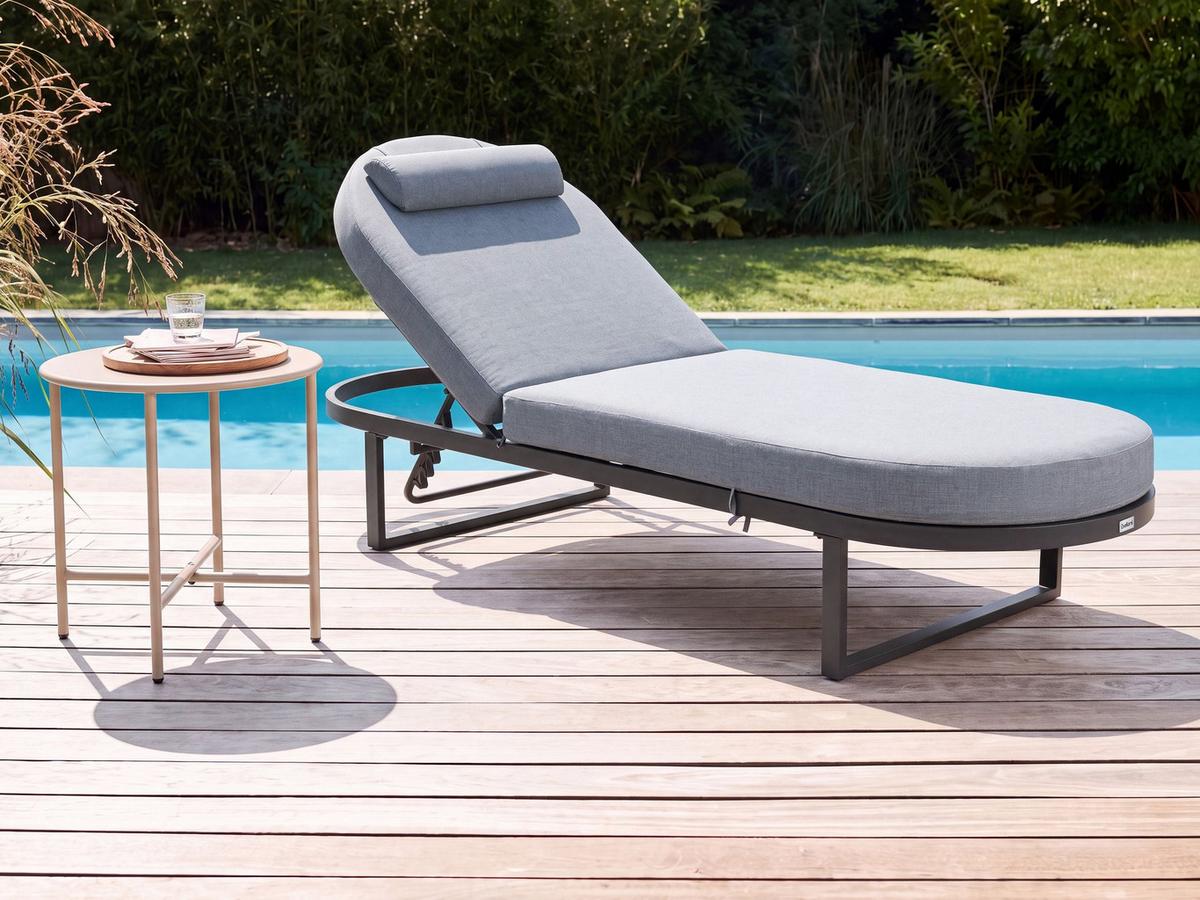 SONNENLIEGE mit Kissen Metall Grau Roncolo - Dunkelgrau/Schwarz, Metall (128/40/70cm) - Beliani