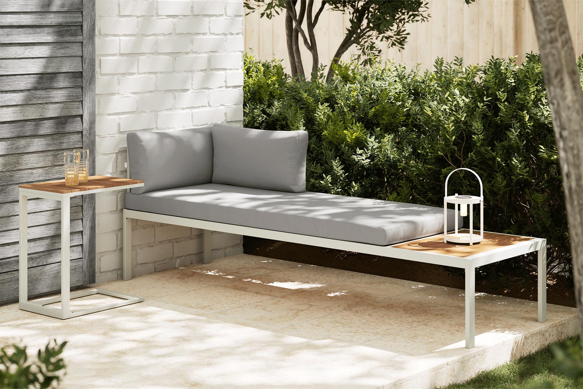 Balkonliege aus Holz, Metall und Textilien mit Tisch inklusive